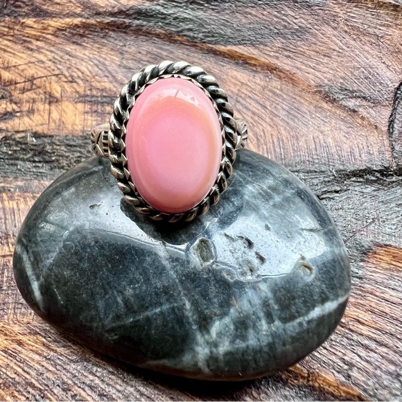 925 Sterling Silver & Pink Conch Ring Size 8.25.• Southwestern •